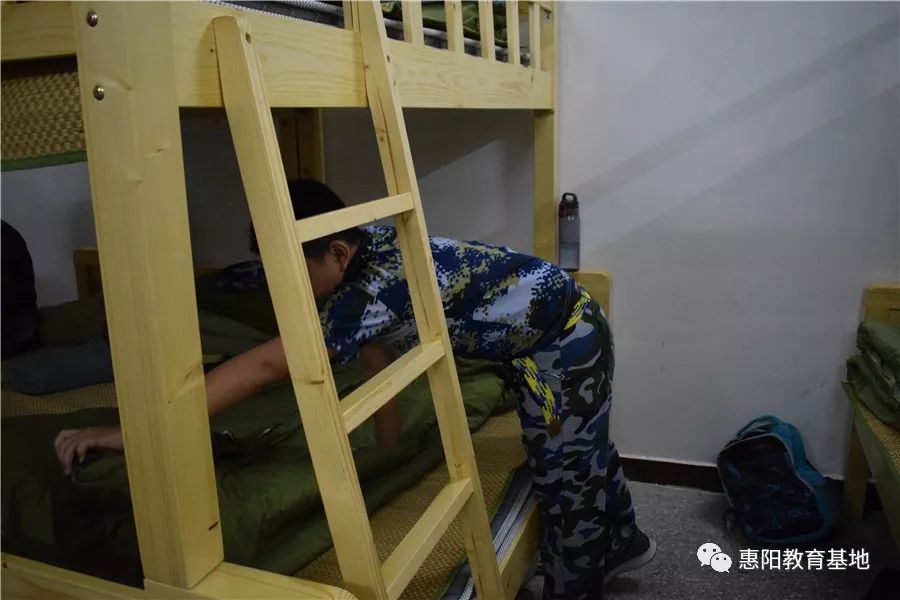 迷彩绘青春热血新征程崇雅中学初一新生国防教育活动精彩剪影