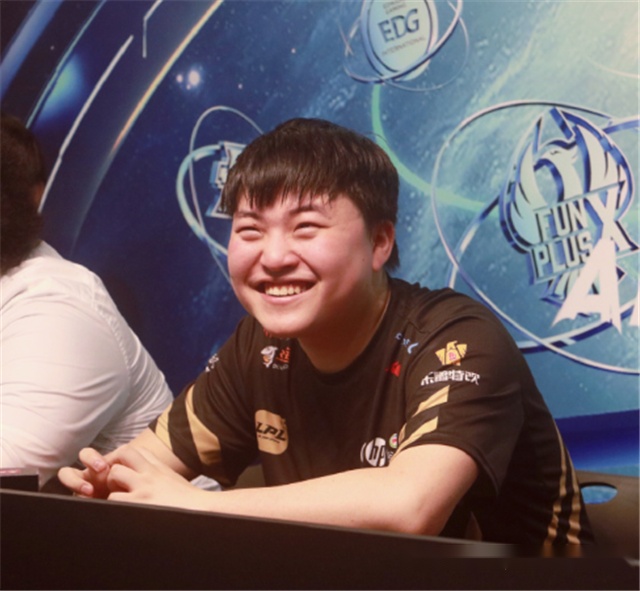 解说当面叫uzi枣子哥,赛后写400字道歉文,ig粉丝却送上感谢_管泽元