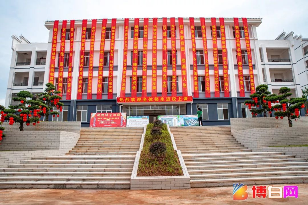 博白县王力中学分校坐落于博白县书香小镇教育园区内,交通便利,环境