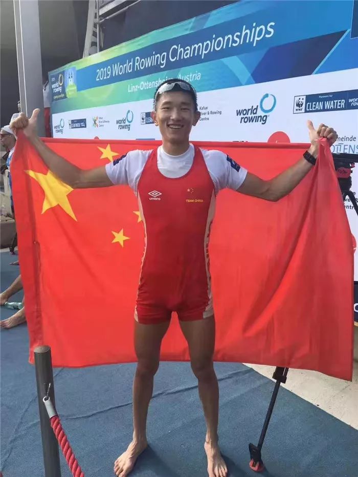 2008年选材时被县体育运动学校田径教练郑双燕发现,随后招入体校就读