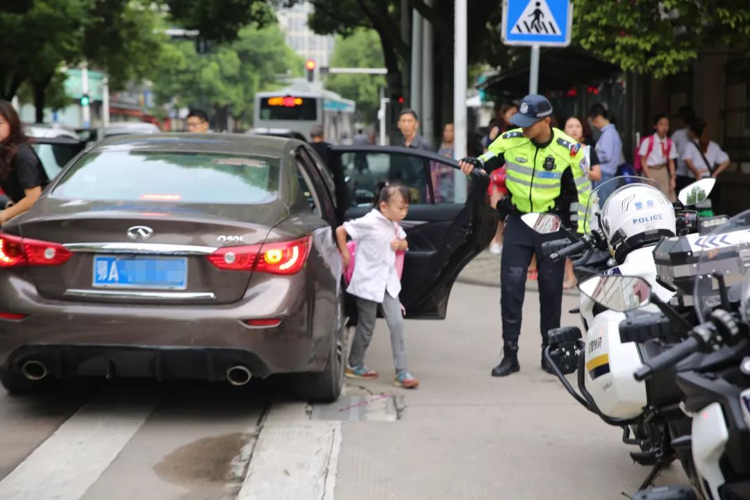 青山大隊功模民警徐斌通過ppt圖文並茂地向孩子們講解了交通安全呈抖