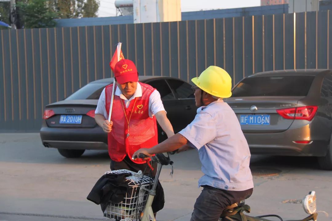宾带领志愿者们在老转盘路口,惠友路口,立田加油站路口,金方舟路口