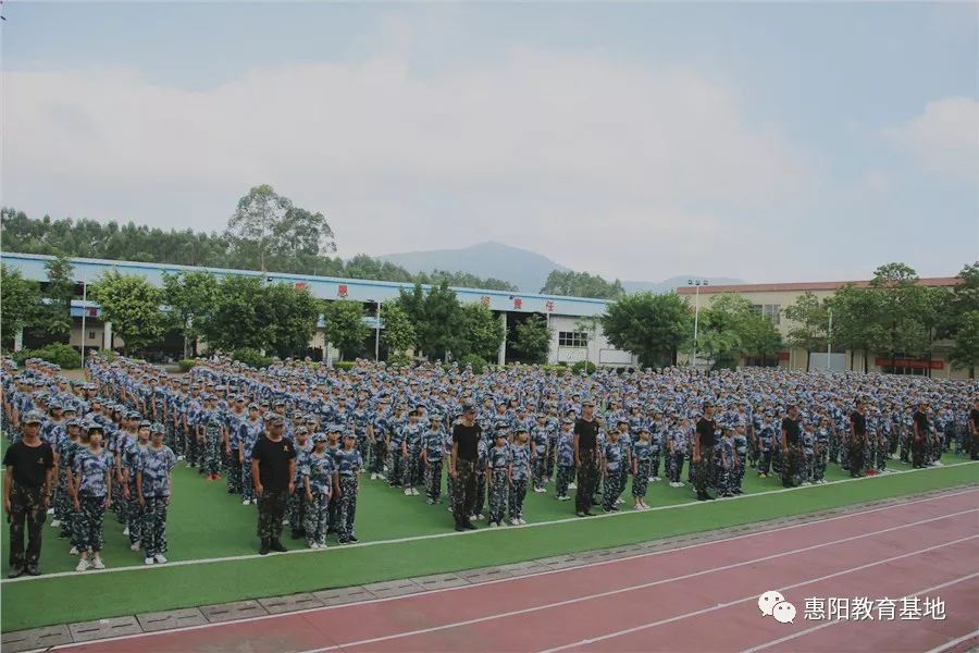 阳光下舞动的绿东莞企石中学初一新生国防教育活动圆满结束