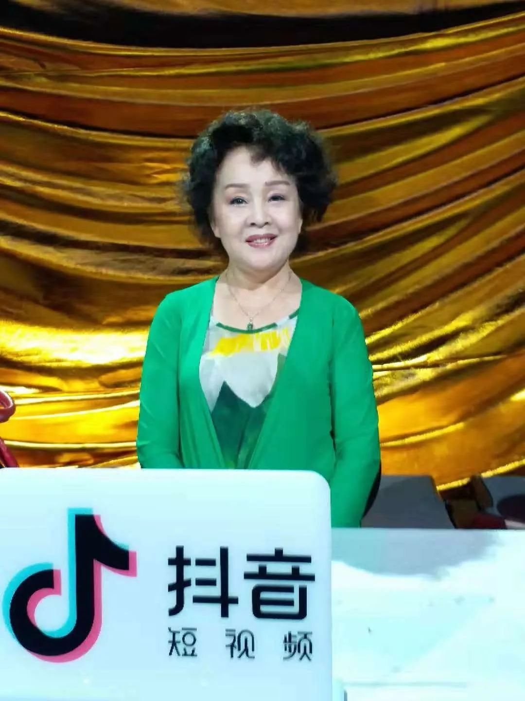 掌声有请展运华老师我们现在就开课了.