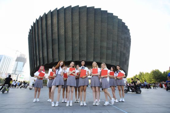 一个回眸似乎就能颠倒众生她们身穿英伦校服邯郸街头惊现一群外国美女