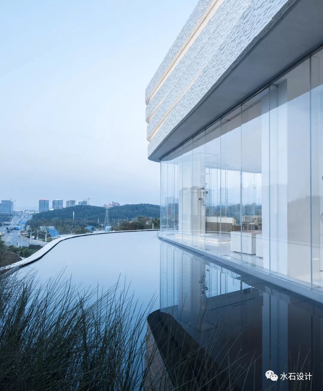 建筑师以梯田与瀑布为灵感设计了这栋山水建筑美