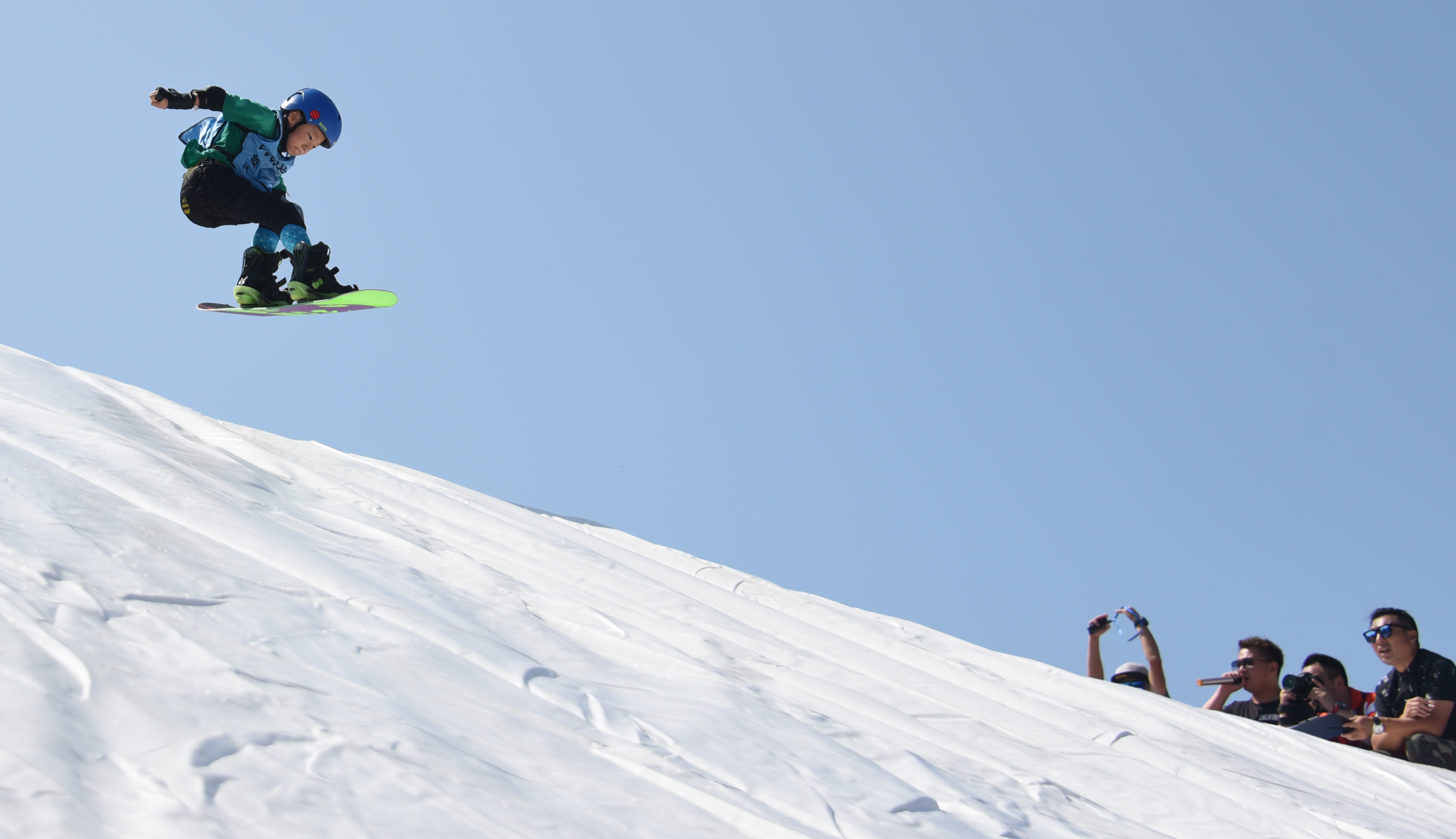 夏天户外也可以滑雪了东北首家旱雪公园在长春开放