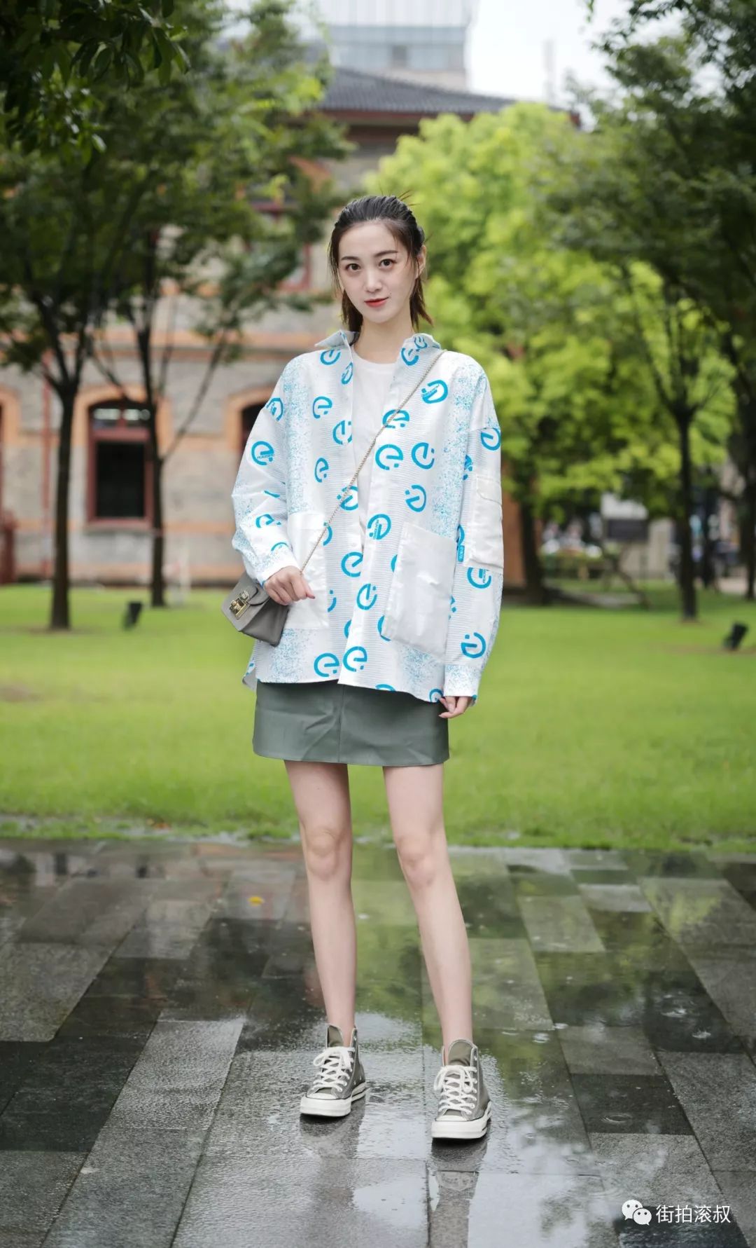 滚叔街拍这猝不及防的秋凉正在考验着你秋装的储备