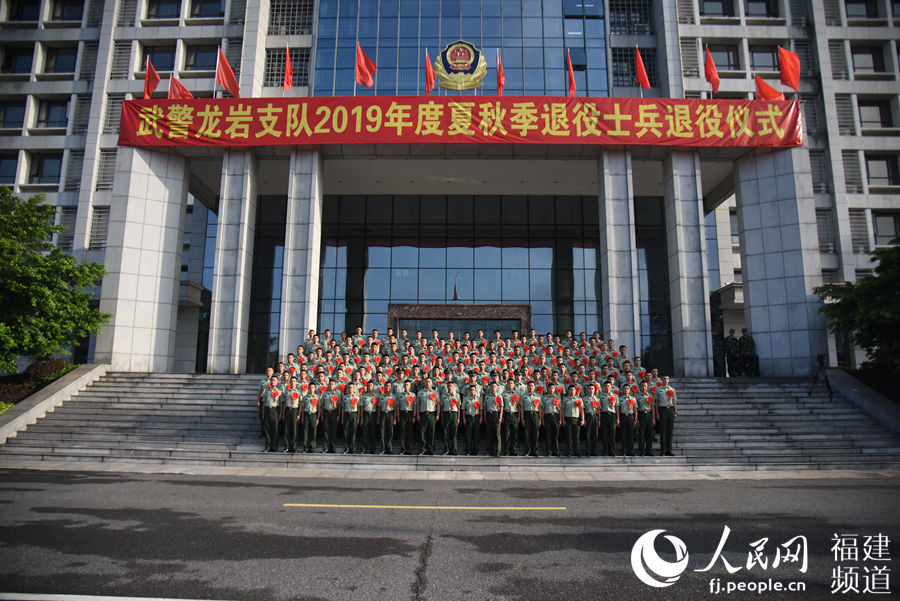 131名退役老兵卸下軍銜,帽徽,領花,戴上退伍紅花離開部隊返回家鄉