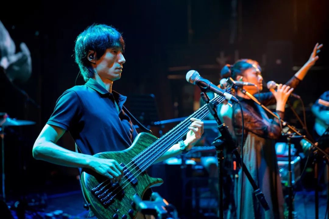 王磊乐乐鼓:罗彬小号:鲁潇霖人声:褚娟吉他手:陈鸿维(左),徐建(右)