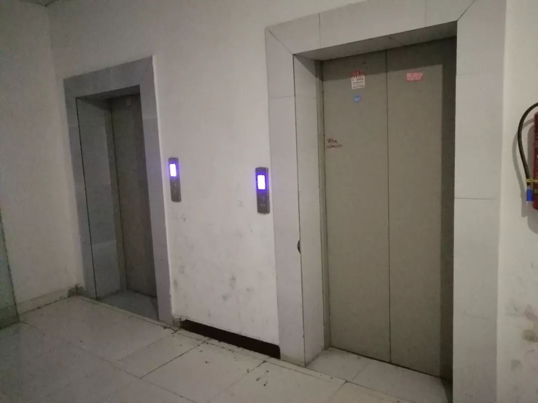 自贡某小区电梯内惊现恐吓话语物业神回复