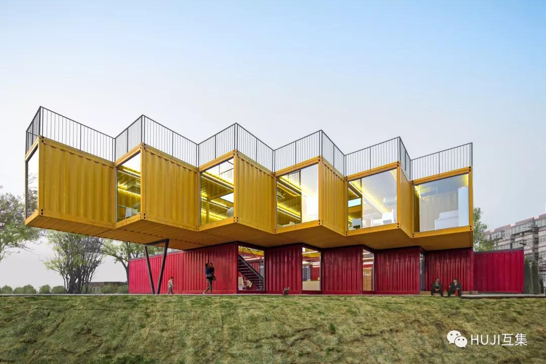 12个集装箱堆叠出一个创意展厅趣味设计的艺术手法