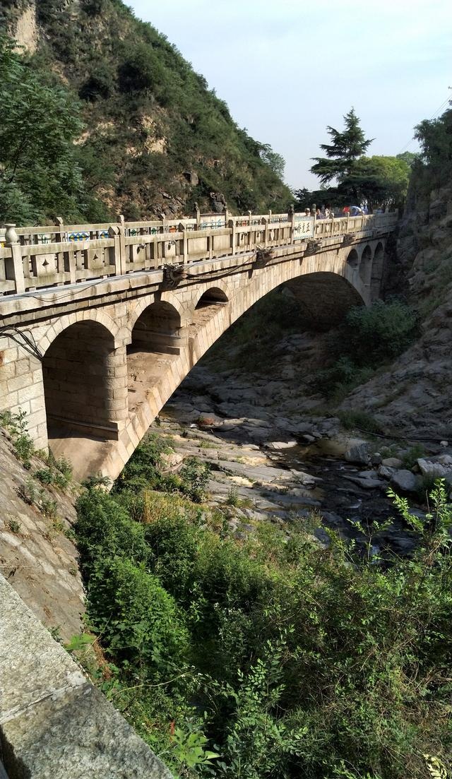 五龙桥看到"登山平安"相信许多人都印象深刻玉泉院内有一方巨石,上书"