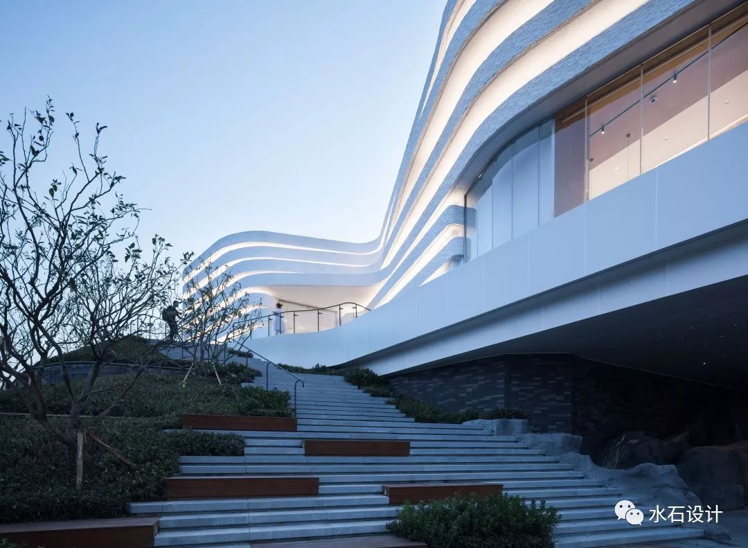 建筑师以梯田与瀑布为灵感设计了这栋山水建筑美