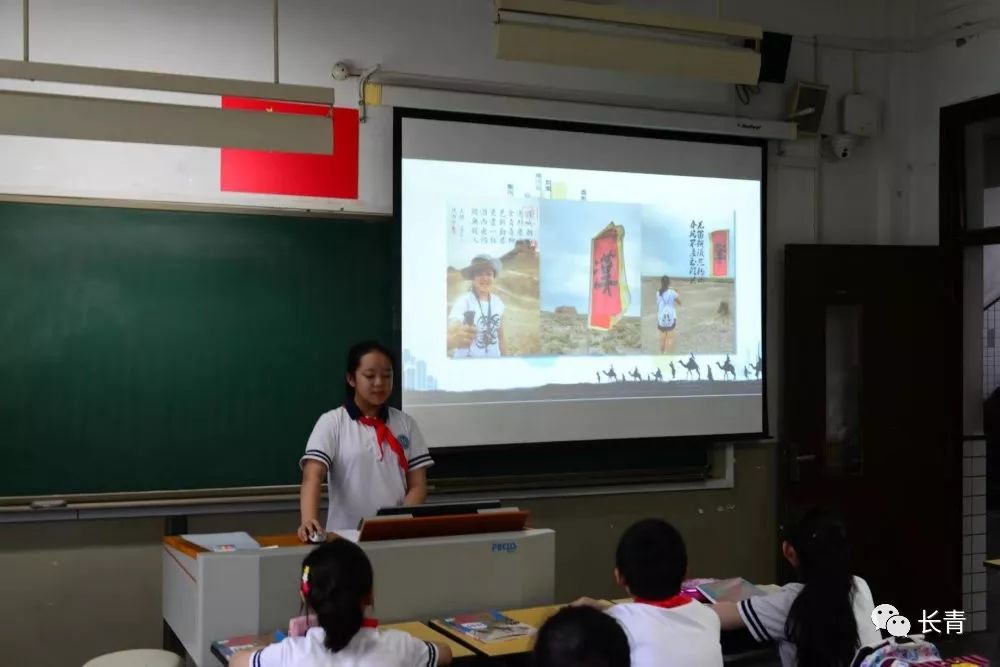 同时,今天学校也邀请了虹口区老干部"虹"色宣讲团的周方建先生,为队员