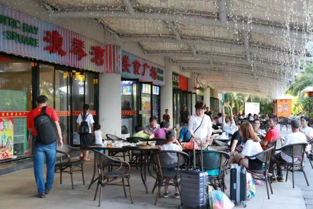 浪琴湾美食广场此外,一期商业中心还有银滩小厨湘菜馆,老上海馄饨铺