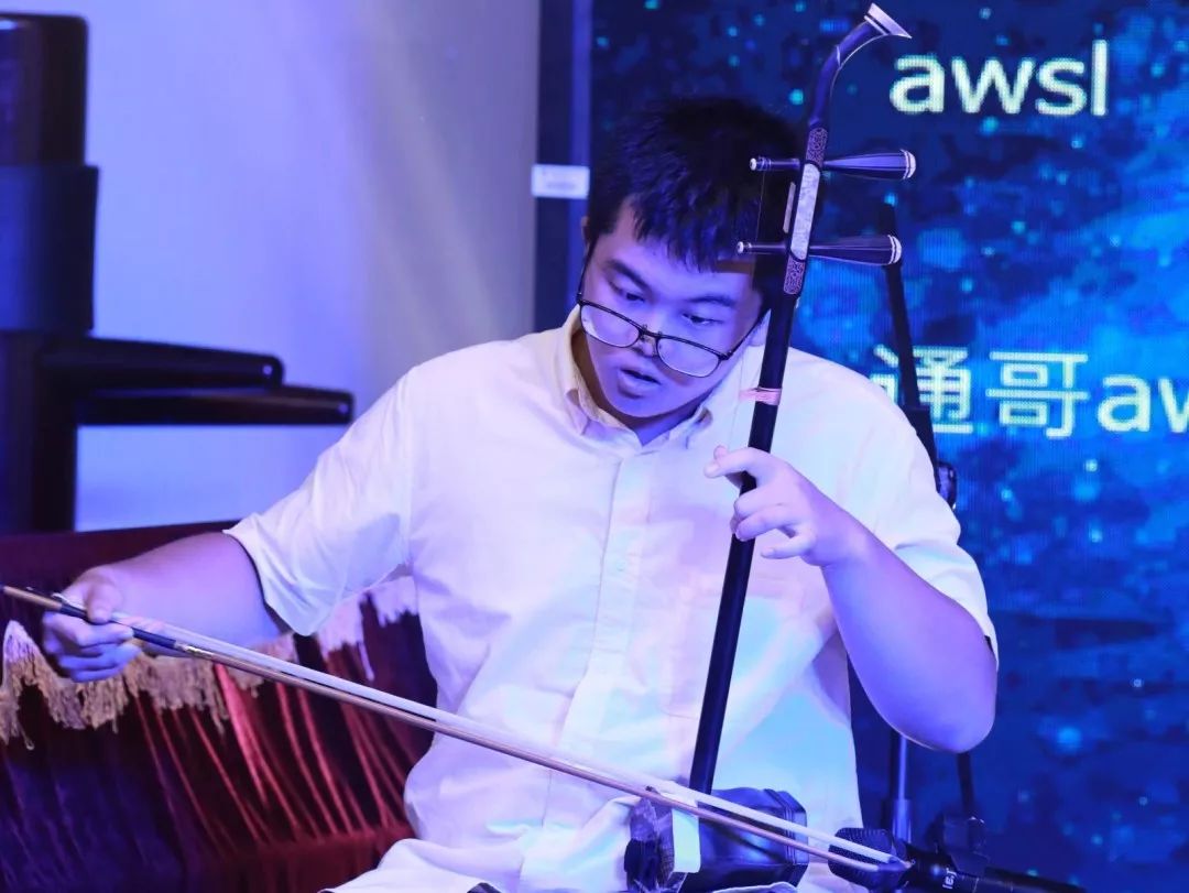 十我们逐梦的路上需要每位树德家人一起同行,折纸飞机碰到雨天可能会