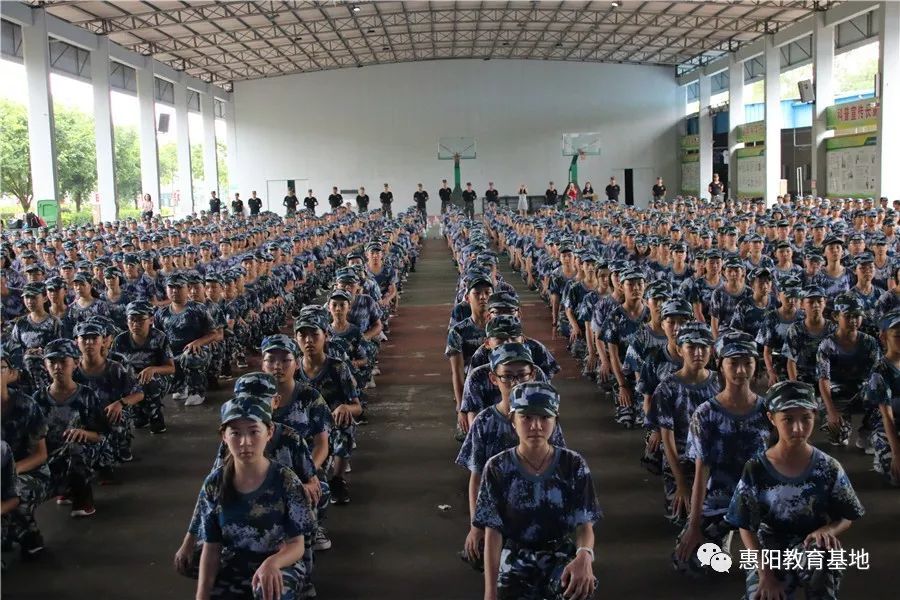 迷彩绘青春热血新征程崇雅中学初一新生国防教育活动精彩剪影