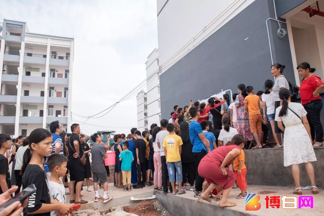 新学校新面貌昨天博白县王力中学分校新生报到全是人人人