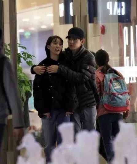 她被称为内地版"萧亚轩",跟小鲜肉当街接吻毫不忌讳,榜样了!_金晨