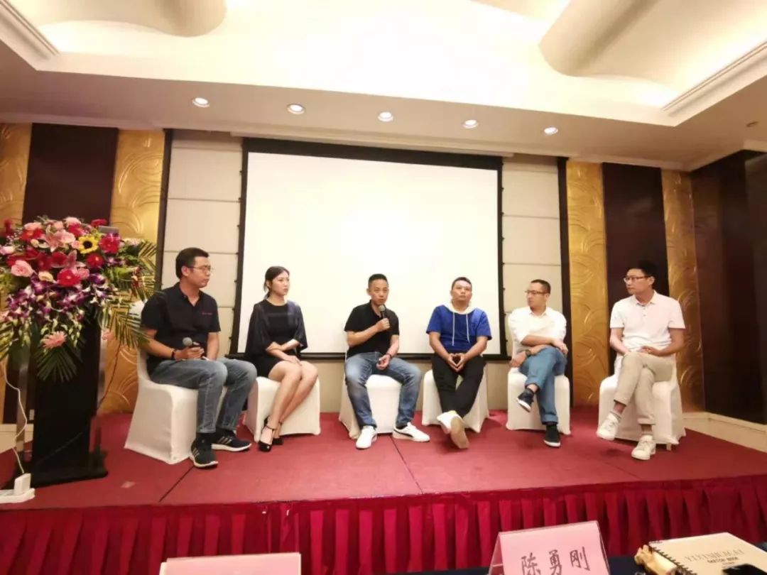 秘书长,郑州市服装协会副秘书长史亚东主持,娅丽达服饰供应链总监赵迂