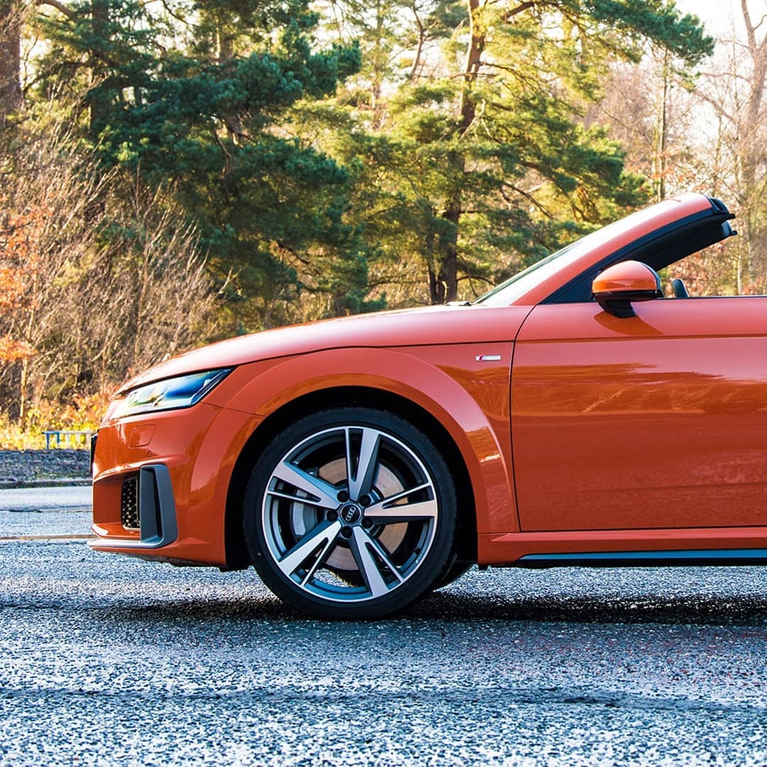 亮橙色搭配敞篷的奥迪ttroadster最顺眼