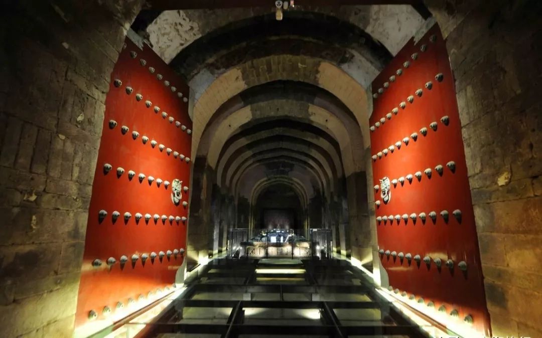 江苏农民一锄头挖出地宫入口埋藏800年的神秘宝藏终于曝光震撼世人