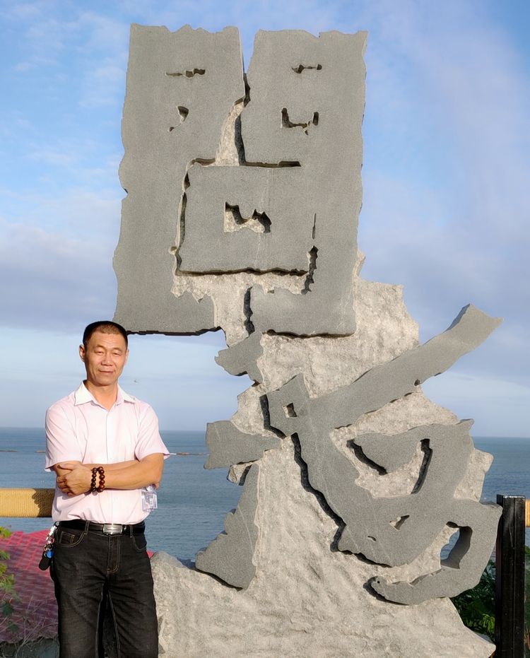 负责人杨金龙先生学习水墨国画基础,师从知名画家胡思明先生学习花鸟