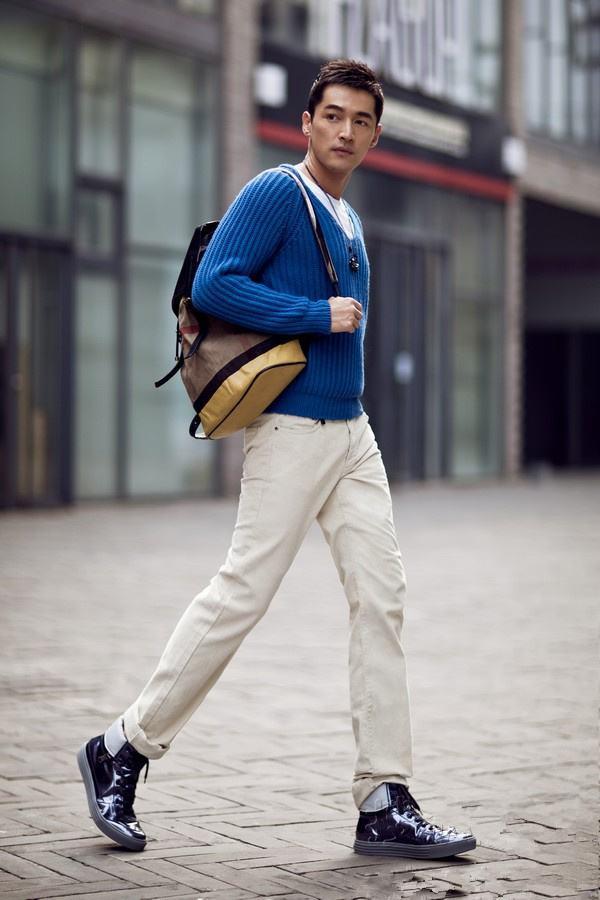 胡歌穿灰色西装亮相,刮掉胡子留长发,成熟儒雅还多了一丝沧桑感