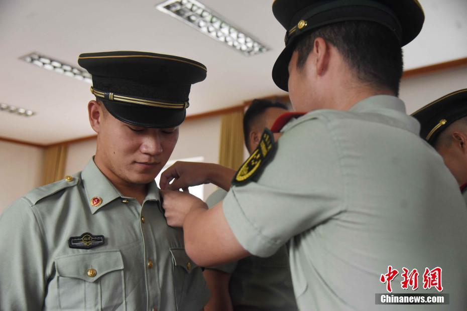 福建武警老兵卸下軍銜淚別軍旅