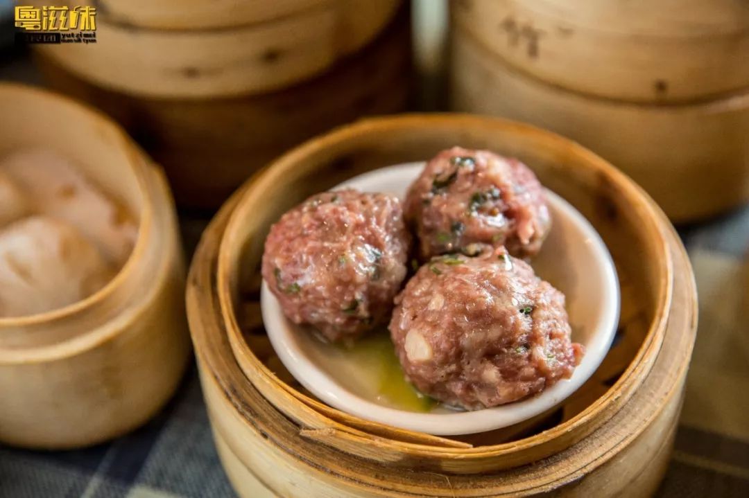 陈皮,马蹄与香菜提味.与普通牛肉丸相比特加入了每一颗都饱满厚实.