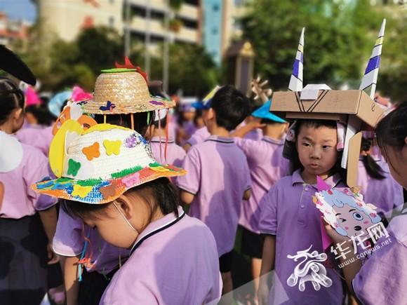 开学第一天:一年级新生自制创意帽 你被萌到了吗?