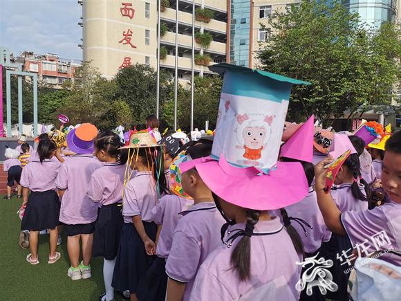 开学第一天:一年级新生自制创意帽 你被萌到了吗?