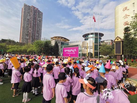 开学第一天:一年级新生自制创意帽 你被萌到了吗?