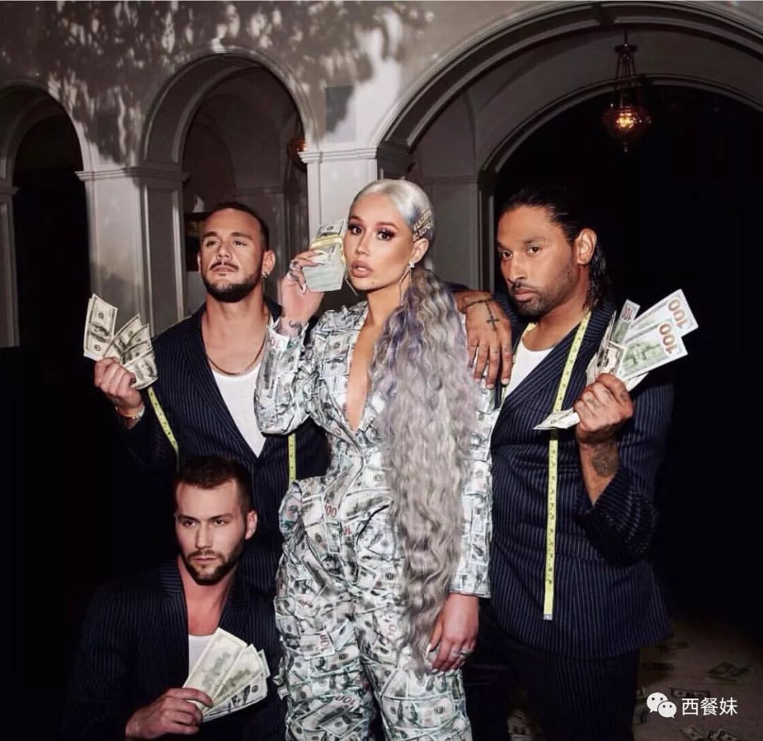 美国现役职业橄榄球运动员携模特男友浪漫出柜黑白配太有爱了