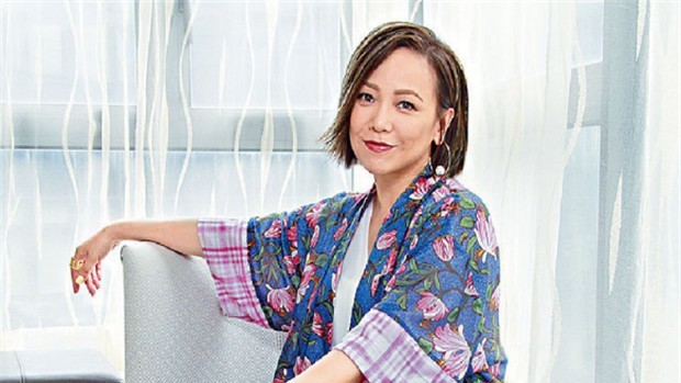 1998年邓萃雯再爆恋情,对方是郑敬基,可惜这段恋情在短短一年后也宣告