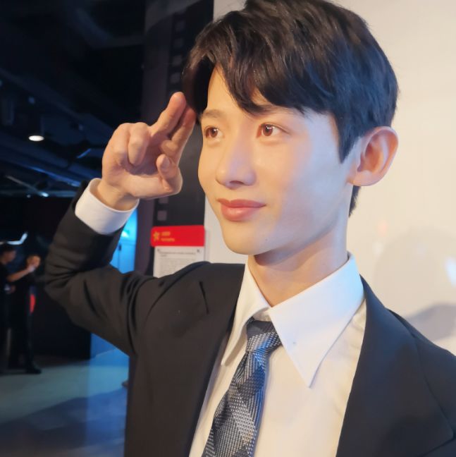 本以为蜡像都会有缺陷直到看到白敬亭蜡像与本人傻傻分不清楚