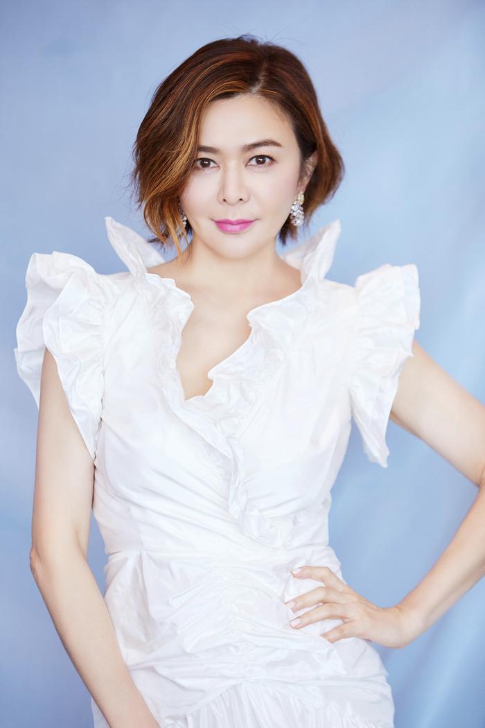 原创57岁关之琳近照曝光表情僵硬被指美人迟暮不及身旁60岁向太