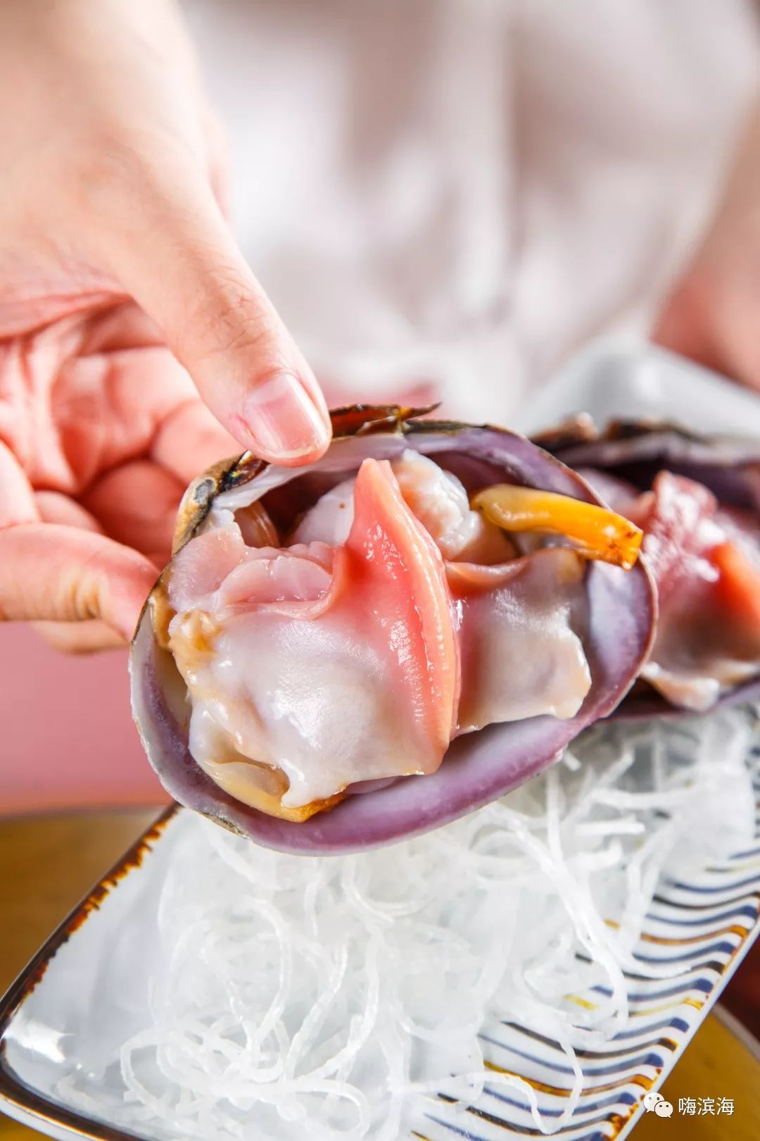 马贝吃起来首先因为它体型大所以肉是非常厚的吃下去那种满足感真得是