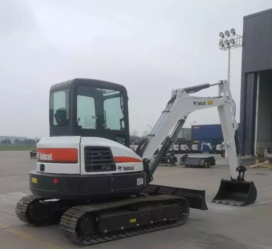 山猫 你值得拥有山猫微挖小巧精致,机动灵活,穿行于狭窄沟渠,市政巷道