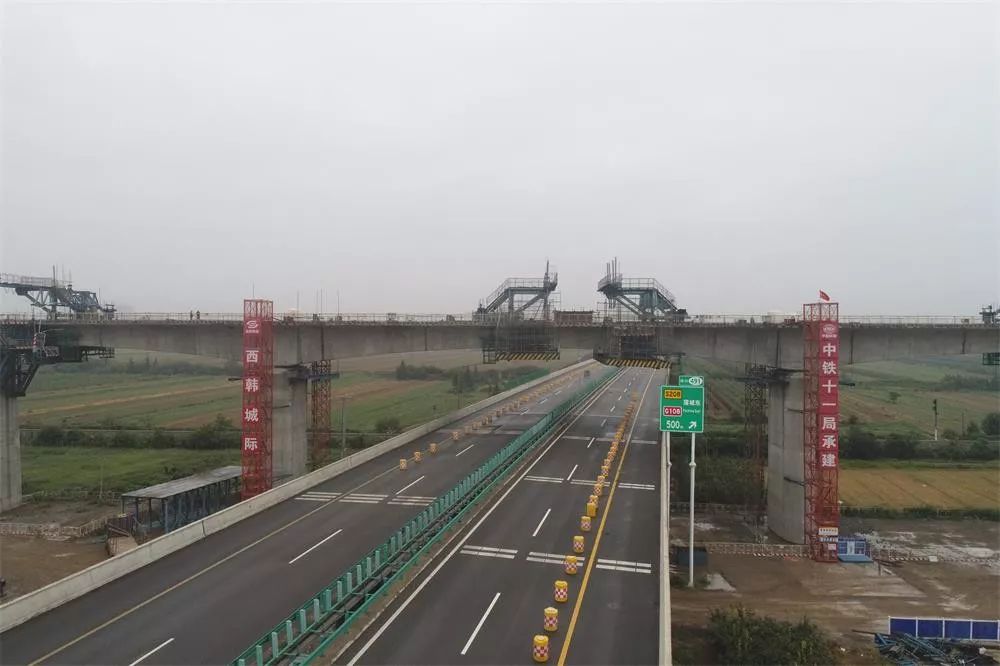 西韩城际铁路跨渭蒲高速特大桥首联连续梁成功合龙4近日,中国铁建