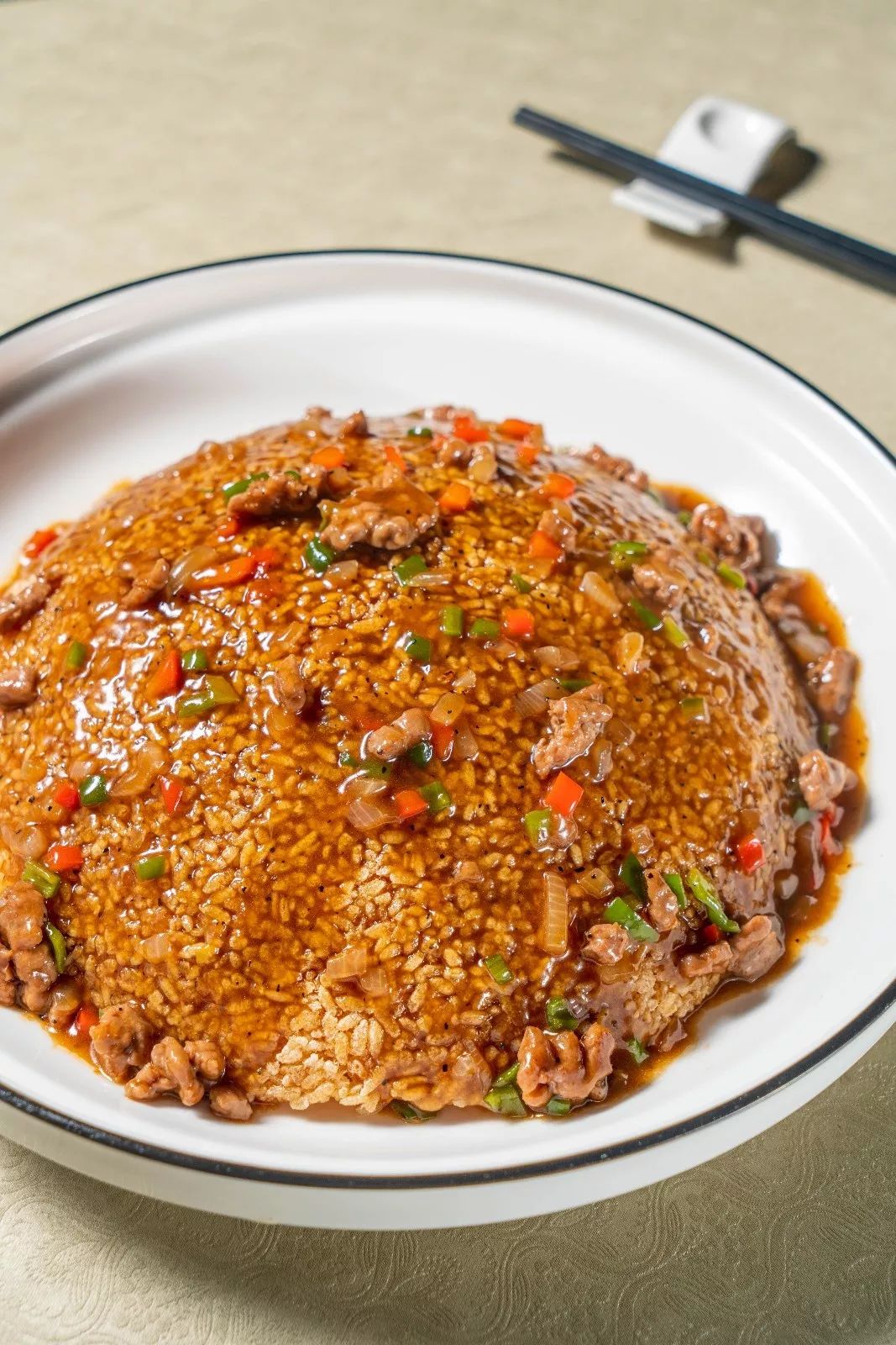 充分吸收汤汁的锅巴瞬间变得口感绵软用筷分割整份美味肉香微辣锅巴