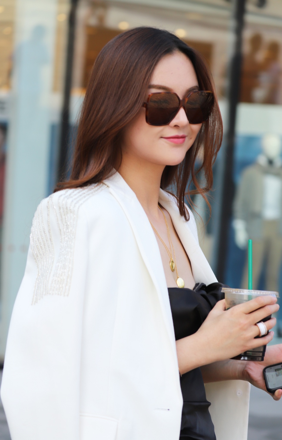 你喜欢这枚五官精致,皮肤白皙,气质唯美,时尚可人的小姐姐吗?