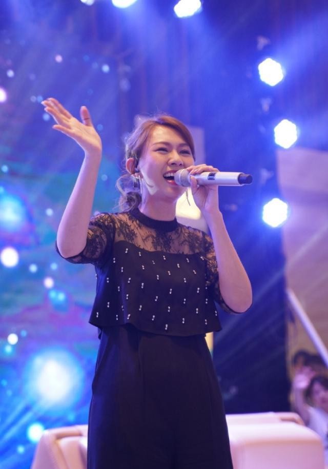 卓依婷重庆出席活动为粉丝献唱现场歌迷的热情突显女神地位