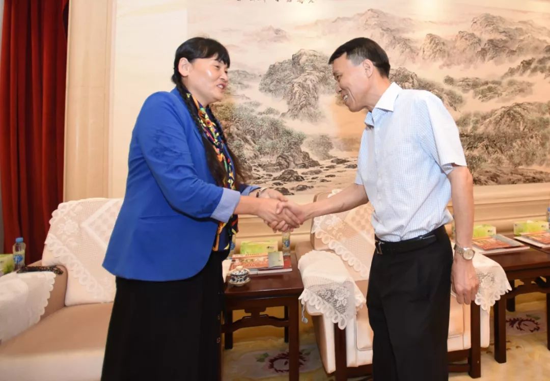 电影播放前,市领导颜赣辉,袁川会见了支月英和电影《一生只为一事来》