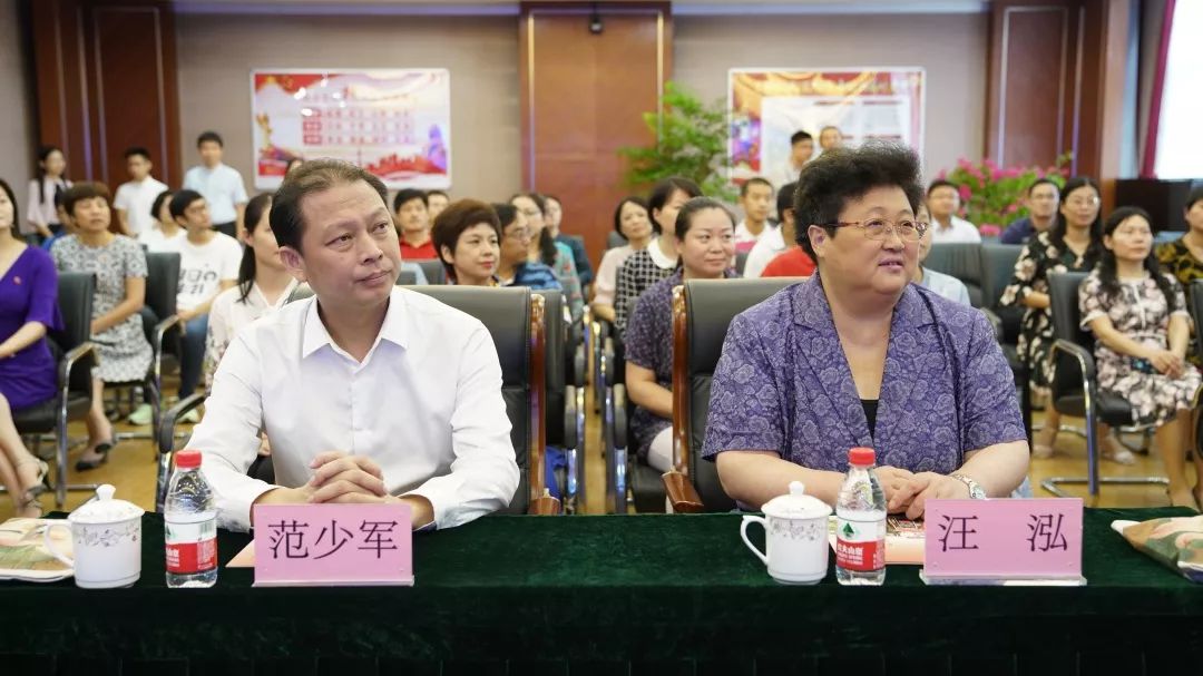 新学期的第一天,宝山区区委书记汪泓,区委副书记,区长范少军 ,区委副