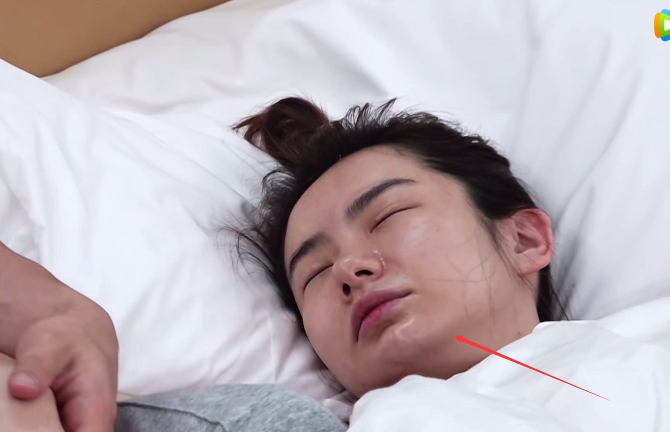 小两口戚薇起床时纯素颜观众满脸油光过于真实了