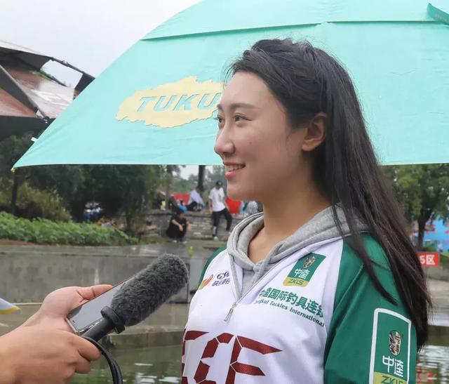 参赛选手李若萱格外引人注目仅有的20余名女选手就像万绿丛中一点红