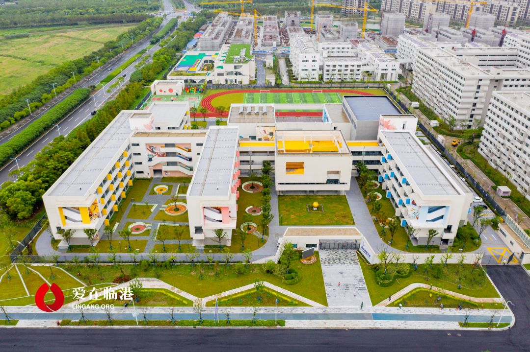 新增的幼儿园和小学是这样滴～家住在滴水湖馨苑的宝宝们航拍来啦!