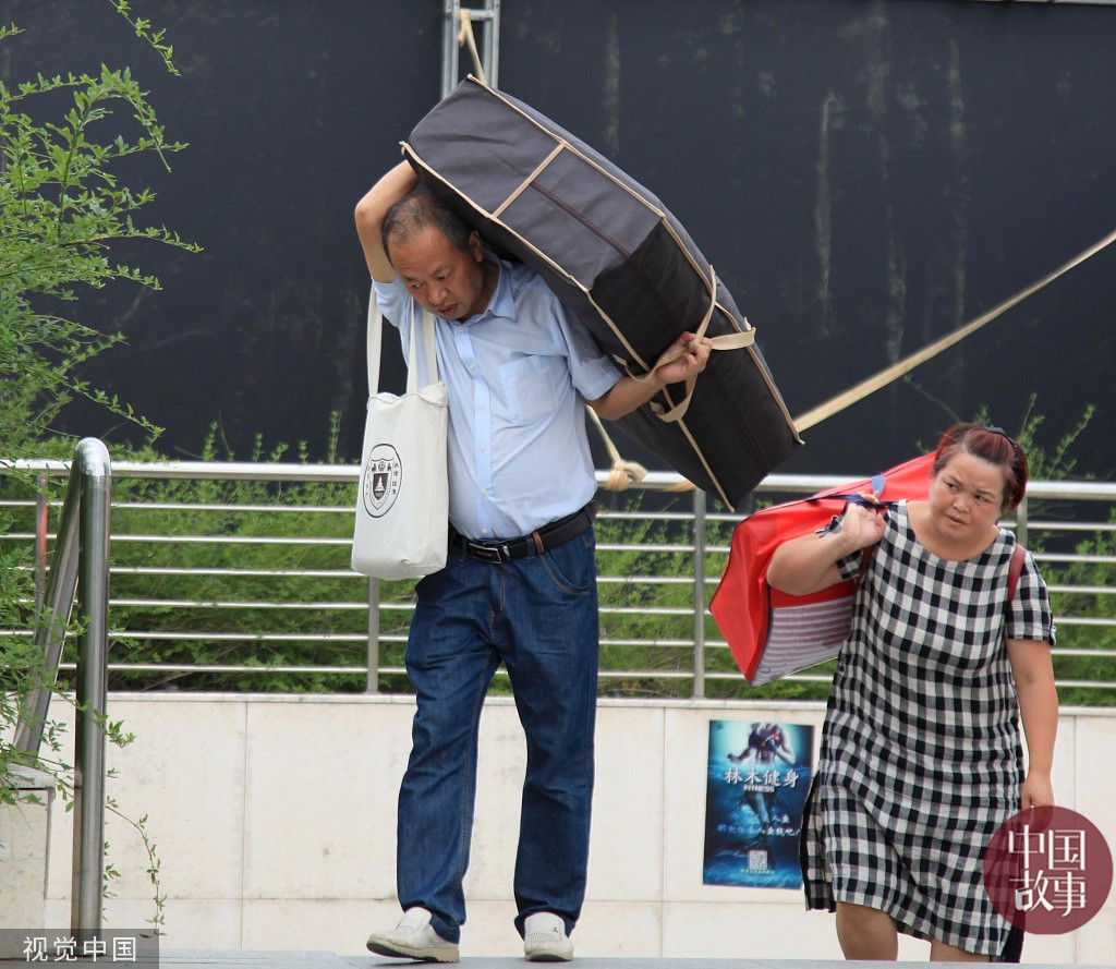 开学大戏"父母篇"上演!家长肩扛手拿行囊千里送儿入校
